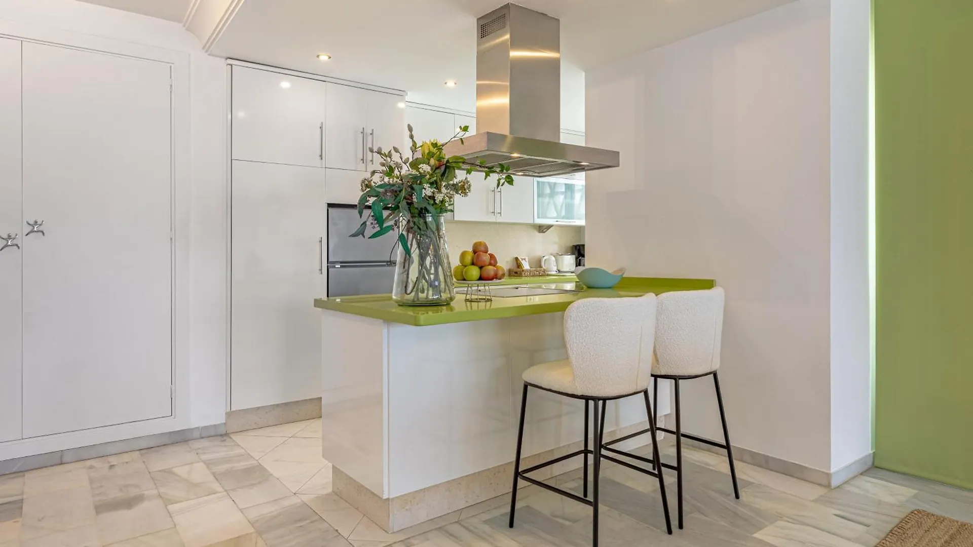 Apartment Vacation Marbella I Sea Views, 24-7 Security, Parking, Walk To Everything In Luxurious Puerto Banus